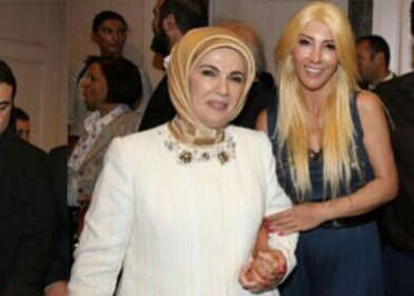 hande-yener-ile-emine-erdogan-in-verdigi