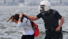 mülteci kızla oyun oynayan danimarkalı polis