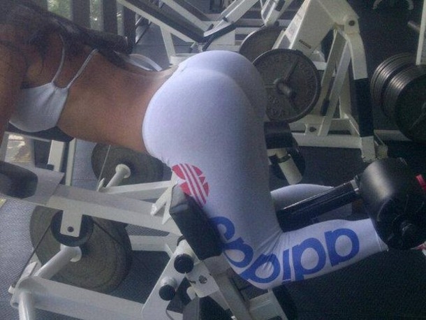 Giydigi Beyaz Tayt Altindan Tangasi Gorunen Kadin Uludag Sozluk