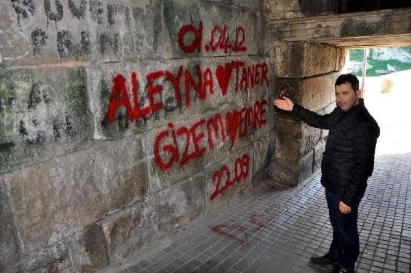 amasra kalesinin duvarındaki sprey boya yazısı