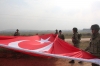kobani sınırına asılan dev türk bayrağı