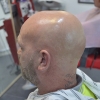 saçlarını sıfıra vurduran erkek / #886123