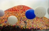 göğe salınan bir buçuk milyon renkli balon