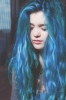 mavi saçlı kız