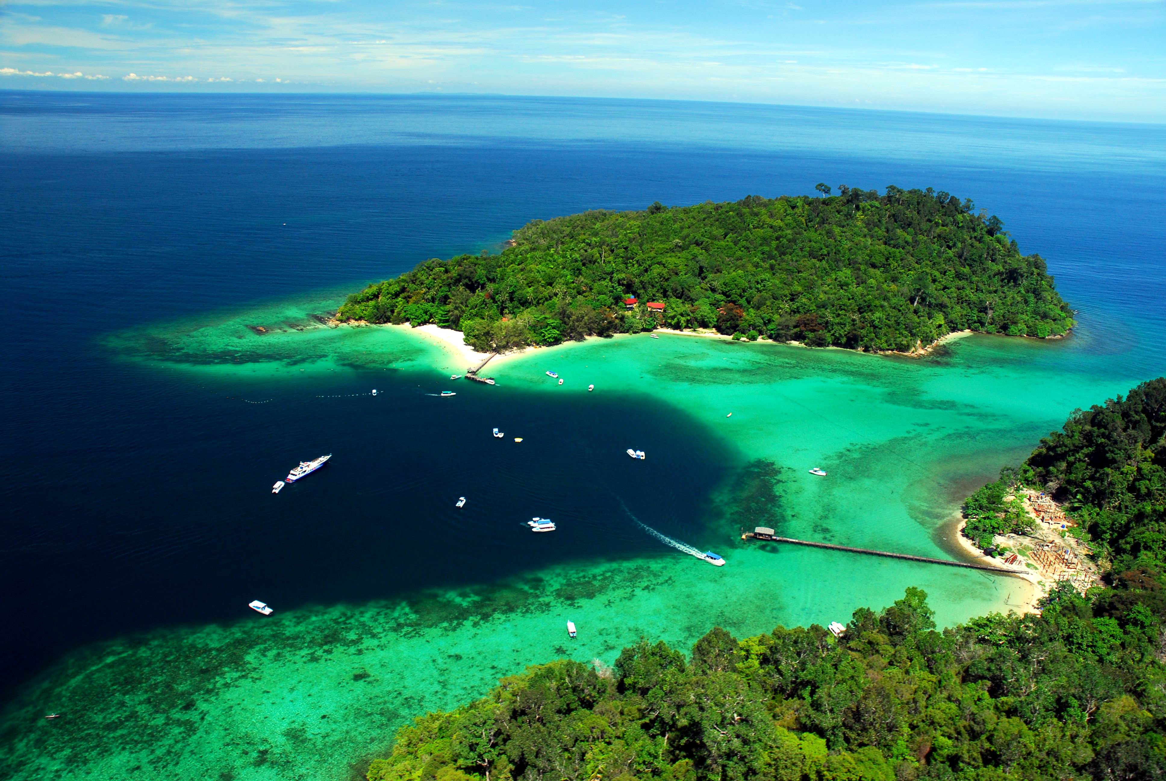 Какой остров в океане есть. Малайзия Калимантан. Борнео Малайзия. Морской парк тунку Абдул Рахман Малайзия. Калимантан с океана.