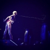 miley cyrus un konserde hayranlarına tükürmesi / #607943