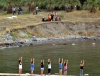 yoga yapanların önünde karaya çıkan göçmenler / #811609