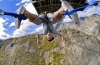 bungee jumping yapanın yanından kopmuş halat atmak