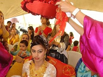 kürtlerin parlak renk merakı